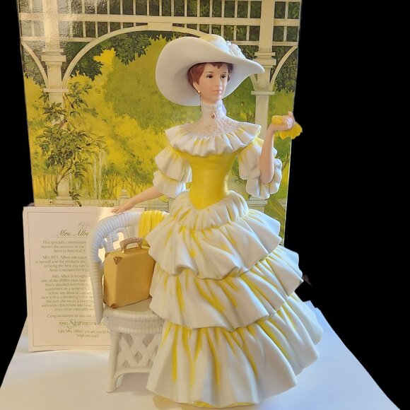 Avon' 1990 President's Club Miss P.E. Albee Award USA Today List of Awardees - Picture 2 of 5